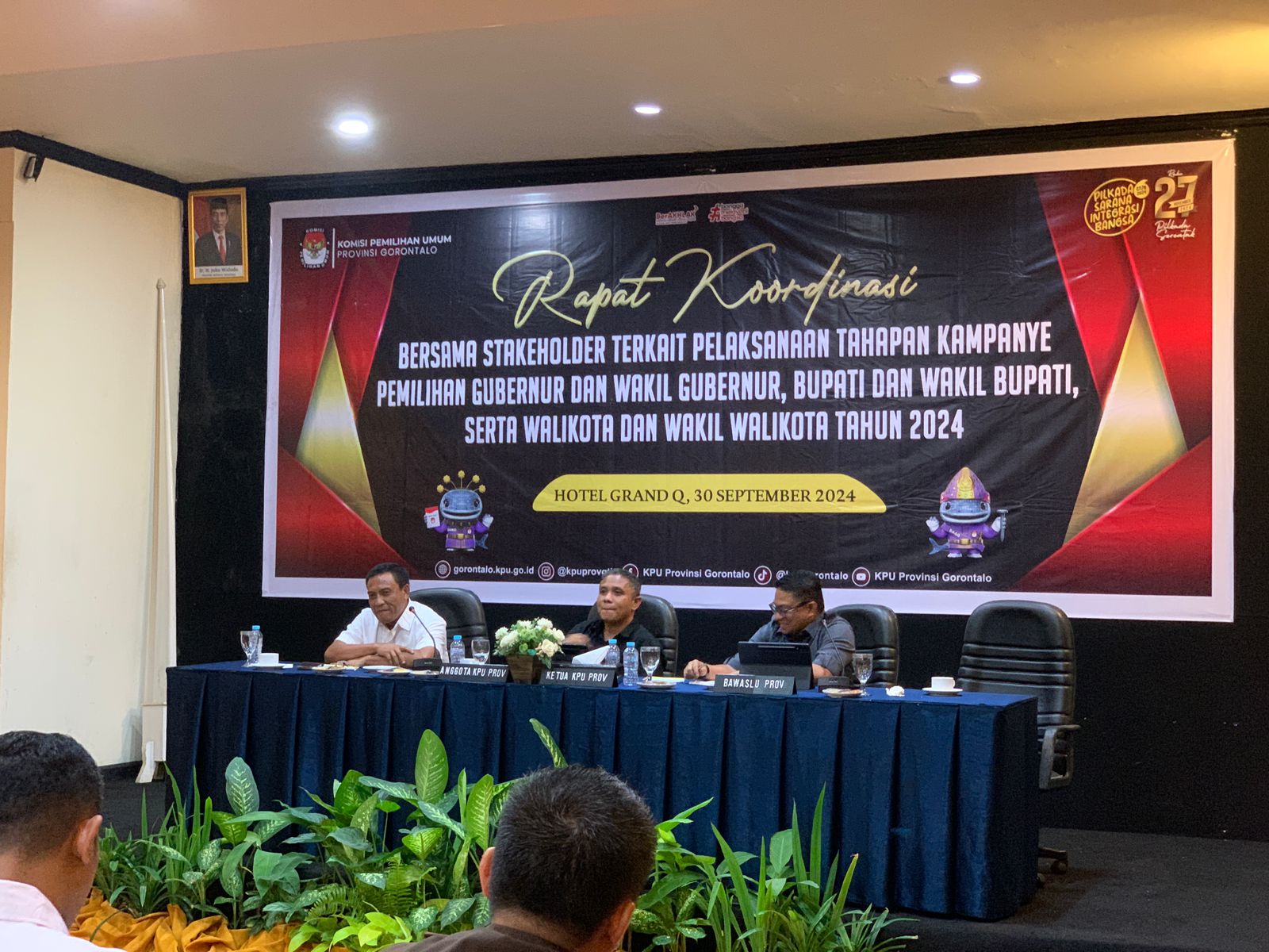 Komisi Pemilihan Umum (KPU) Provinsi Gorontalo saat menggelar Rapat Koordinasi (Rakor) bersama para stakeholder terkait pelaksanaan kampanye Pemilihan Gubernur dan Wakil Gubernur, Bupati dan wakil Bupati serta Walikota dan Wakil Walikotapada yang berlangsung di Hotel Grand Q Kota Gorontalo.Senin (30/09/2024). (Foto : Randa/Komparsi.id)