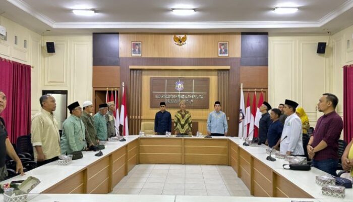 Keterangan Foto : Anggota Bawaslu Provinsi Gorontalo Moh Fadjri Arsyad, menghadiri Forum Group Discussion (FGD) yang bertemakan "Merumuskan Fikih Pilkada" di Aula Kesbangpol Provinsi Gorontalo