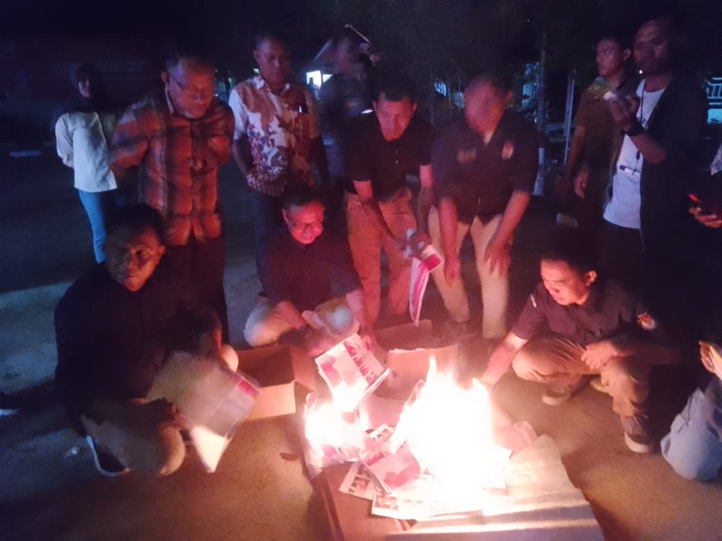 Keterangan Foto : Pemusnahan Kertas suara rusak (Fiki/komparasi.id)