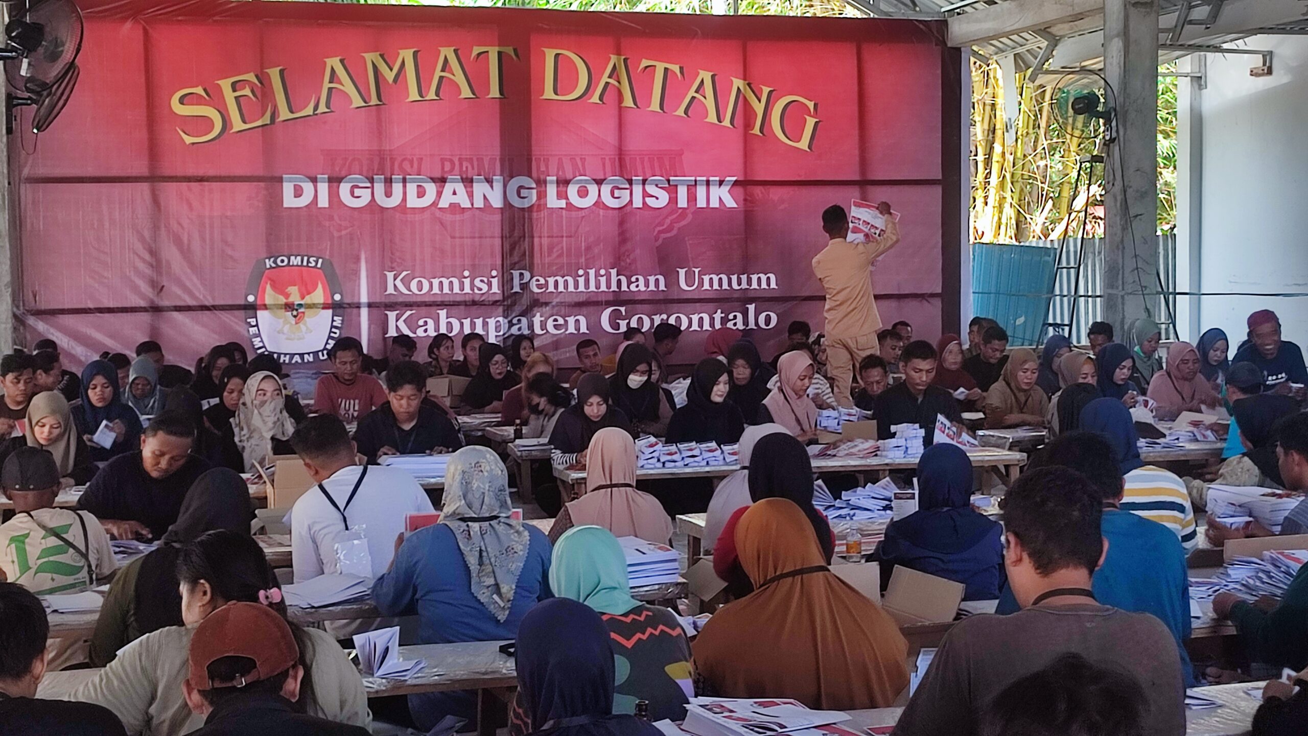 Keterangan Foto : penyortiran surat suara (Annisa/komparasi.id)