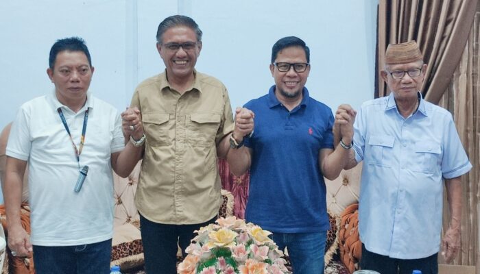 Keterangan Foto: Amran Mustapa dan Irwan Mamesa silaturahmi ke Ismet Mile dan Risman Tolingguhu