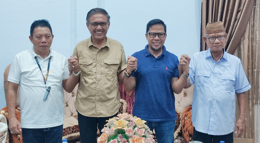 Keterangan Foto: Amran Mustapa dan Irwan Mamesa silaturahmi ke Ismet Mile dan Risman Tolingguhu