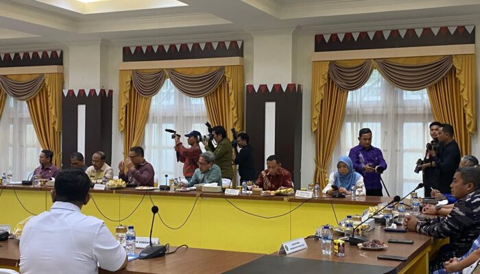 Keterangan Foto : Lismawy Ibrahim hadiri rapat koordinasi kesiapan pilkada serentak 2024 di rumah dinas Pj Gubernur Gorontalo