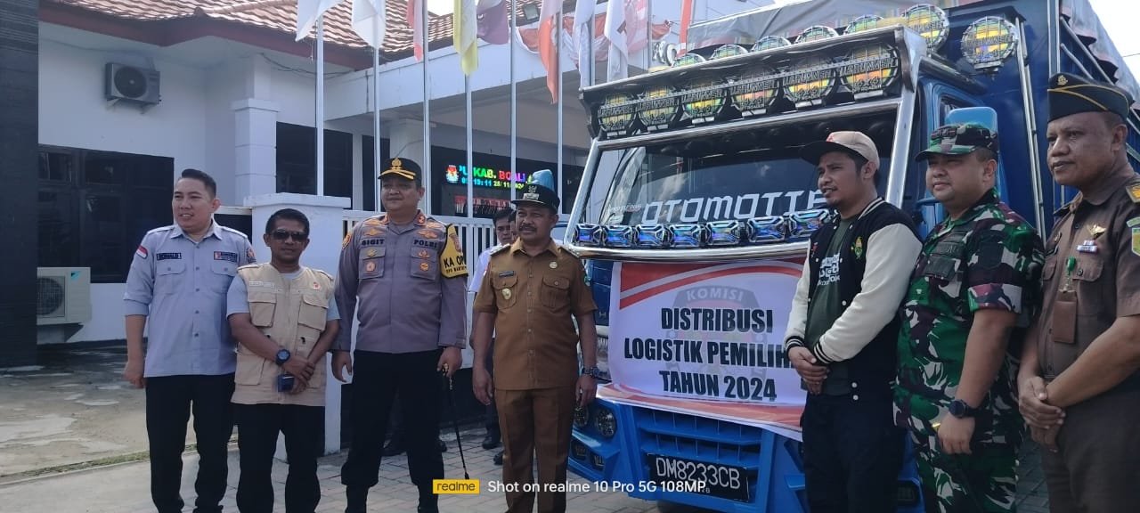 Keterangan Foto : Moh. Fadjri Arsyad saat mengawasi Proses pelepasan logistik ini berlangsung di Kantor Komisi Pemilihan Umum (KPU) Kabupaten Boalemo