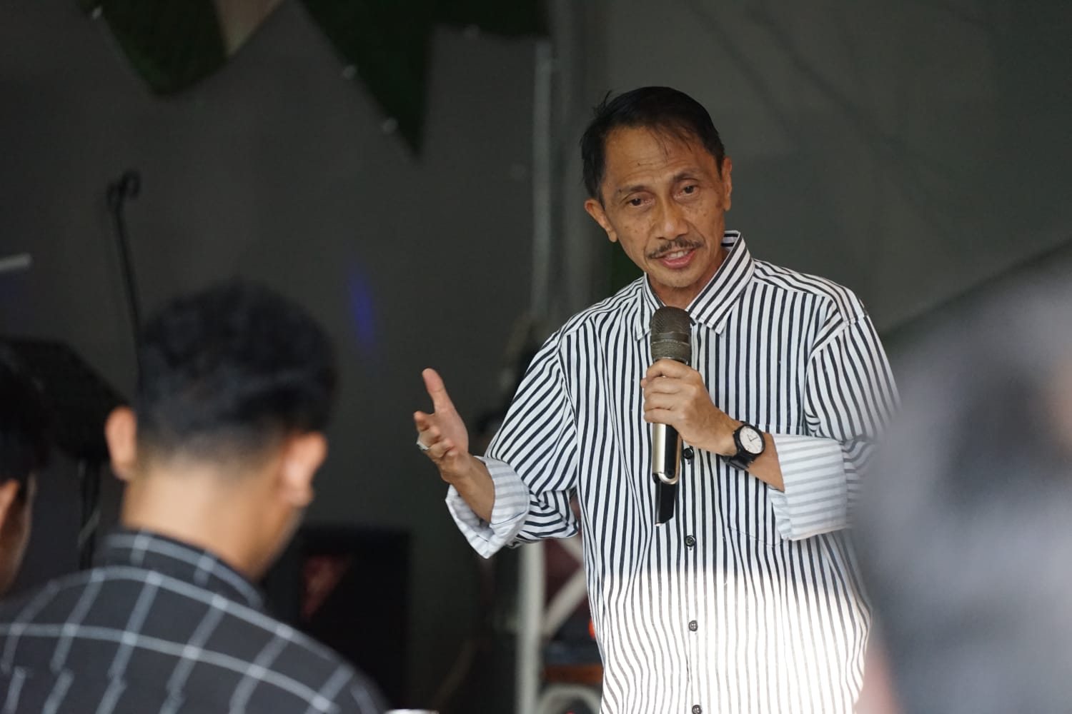 Nelson Pomalingo saat bedah visi misi bersama mahasiswa