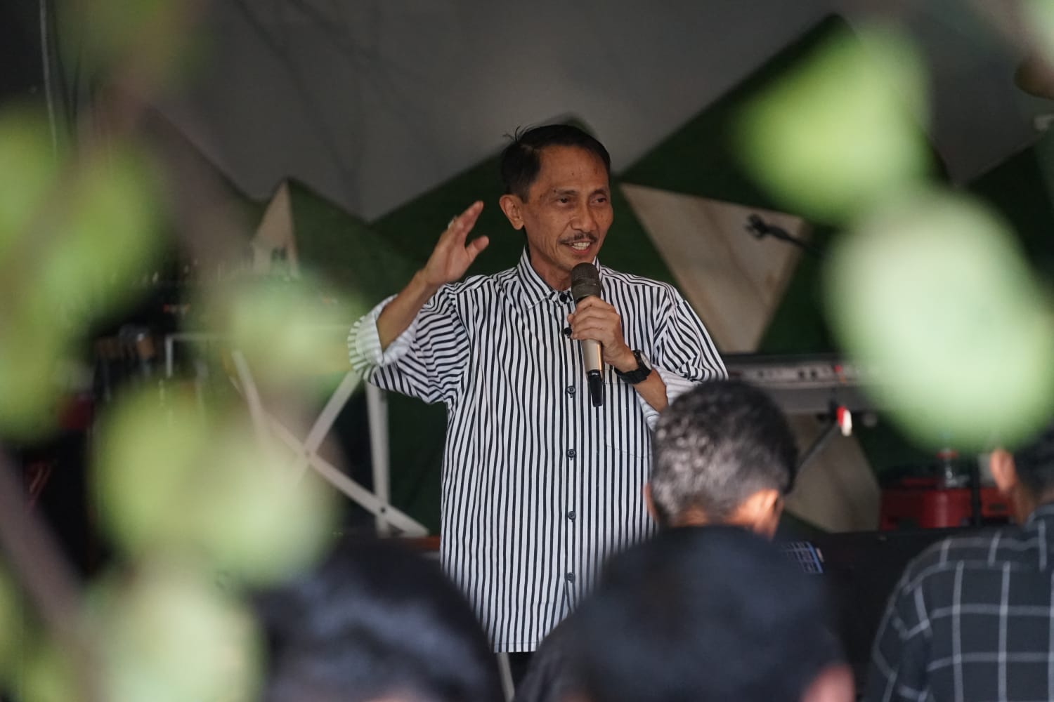 Keterangan Foto : Nelson Pomalingo saat berdiskusi dengan mahasiswa saat beda visi misi