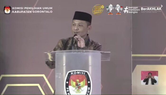 keterangan Foto : Plt Ketua KPU saat memberikan sambutan dan membuka secara resmi debat kedua Pilkada Kabupaten Gorontalo.