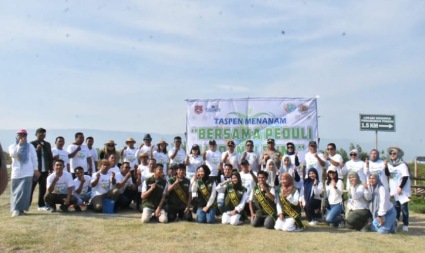 keterangan foto : PT TASPEN Gorontalo bersama Pemkab Gorontalo menanam 300 pohon di Danau Limboto