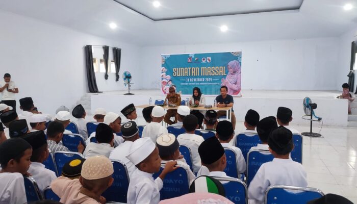 Keterangan Foto : Anggota DPRD Bonebolango, Rakhmatiyah Deu, menggelar sunatan massal gratis di Kabila. (Komparasi.id)