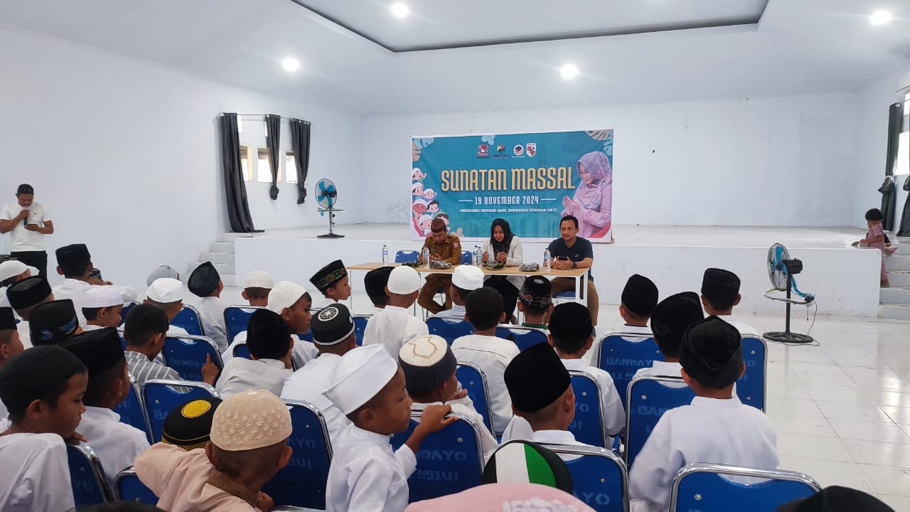 Keterangan Foto : Anggota DPRD Bonebolango, Rakhmatiyah Deu, menggelar sunatan massal gratis di Kabila. (Komparasi.id)