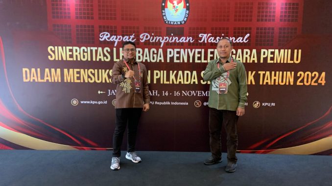 Keterangan Foto : ketua bawaslu idris usuli hadiri rapat pimpinan yang dilaksanakan oleh KPU dan bawaslu di grand mercure solo baru Sukoharjo Jawa Tengah.