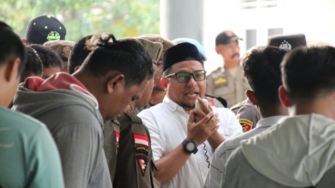 Keterangan Foto : Ketua Bawaslu Provinsi Gorontalo Idris Usuli menerima aspirasi dari Aliansi Peduli Keadilan
