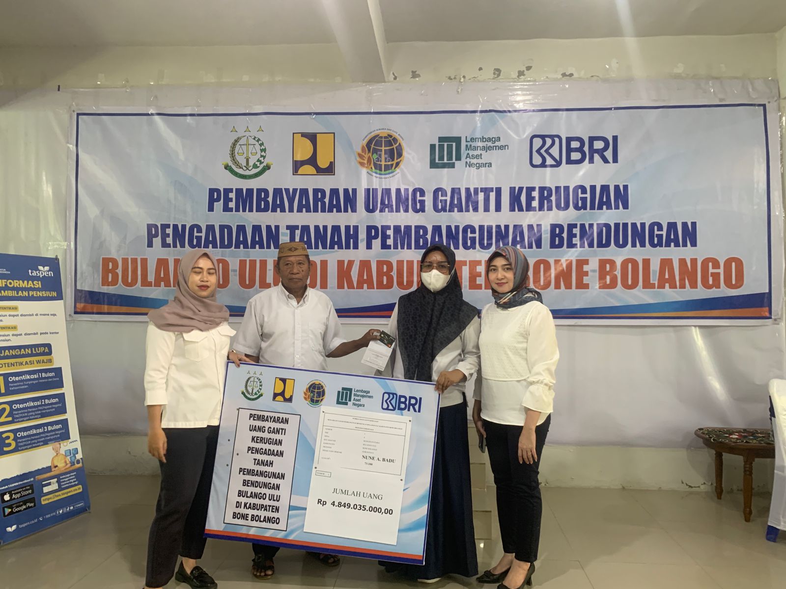 Keterangan: Warga penerima Ganti rugi lahan (Randa/Komparasi.id)