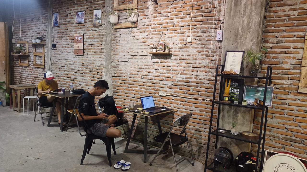 Keterangan Foto : Warkop Kopi.id, menggunakan Konsep Warkop Ala Mahasiswa, Daya Tarik Estetika Batu Bata Ekspos