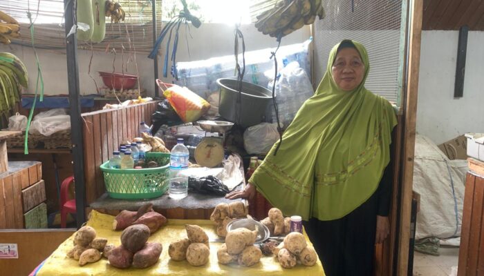 Cerita Maryam yang Bertahan di Balik Sepinya Pasar Sentral