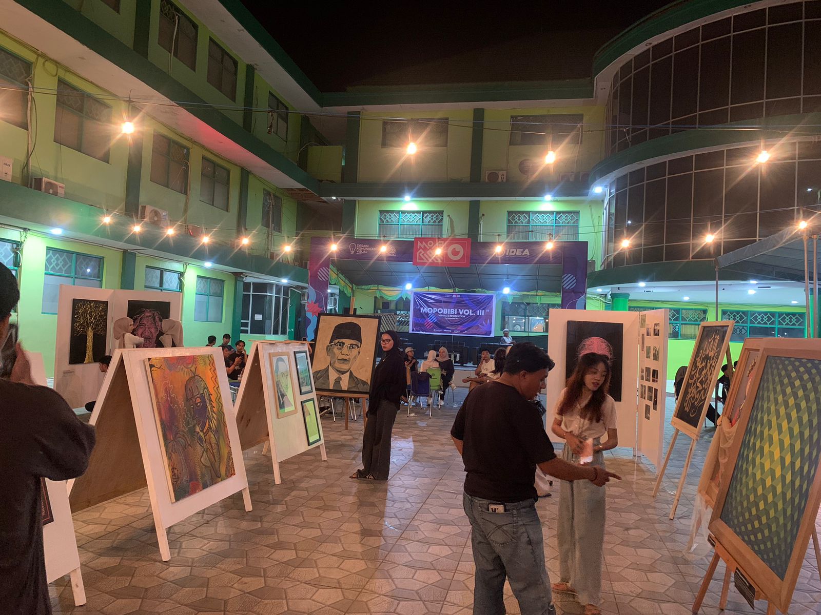 Keterangan Foto : Pameran Mopobibi Volume III, wadah bagi mahasiswa untuk menampilkan karya-karya orisinal. (Fiki/Komparasi.id)