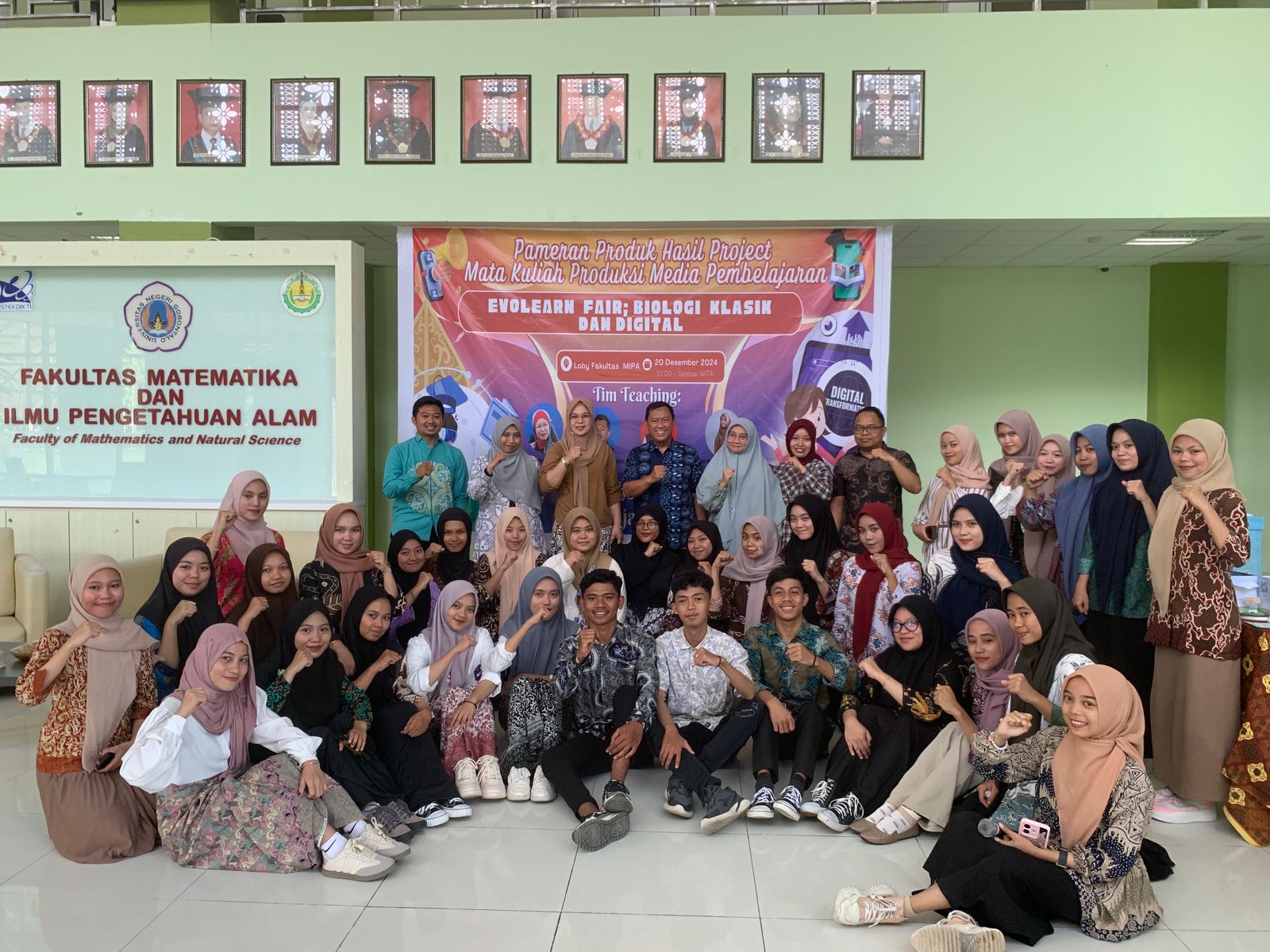 Keterangan Foto : Mahasiswa Biologi Universitas Negeri Gorontalo menggelar pameran inovatif “Evo Learn Fair. (Randa/Komparasi.id)