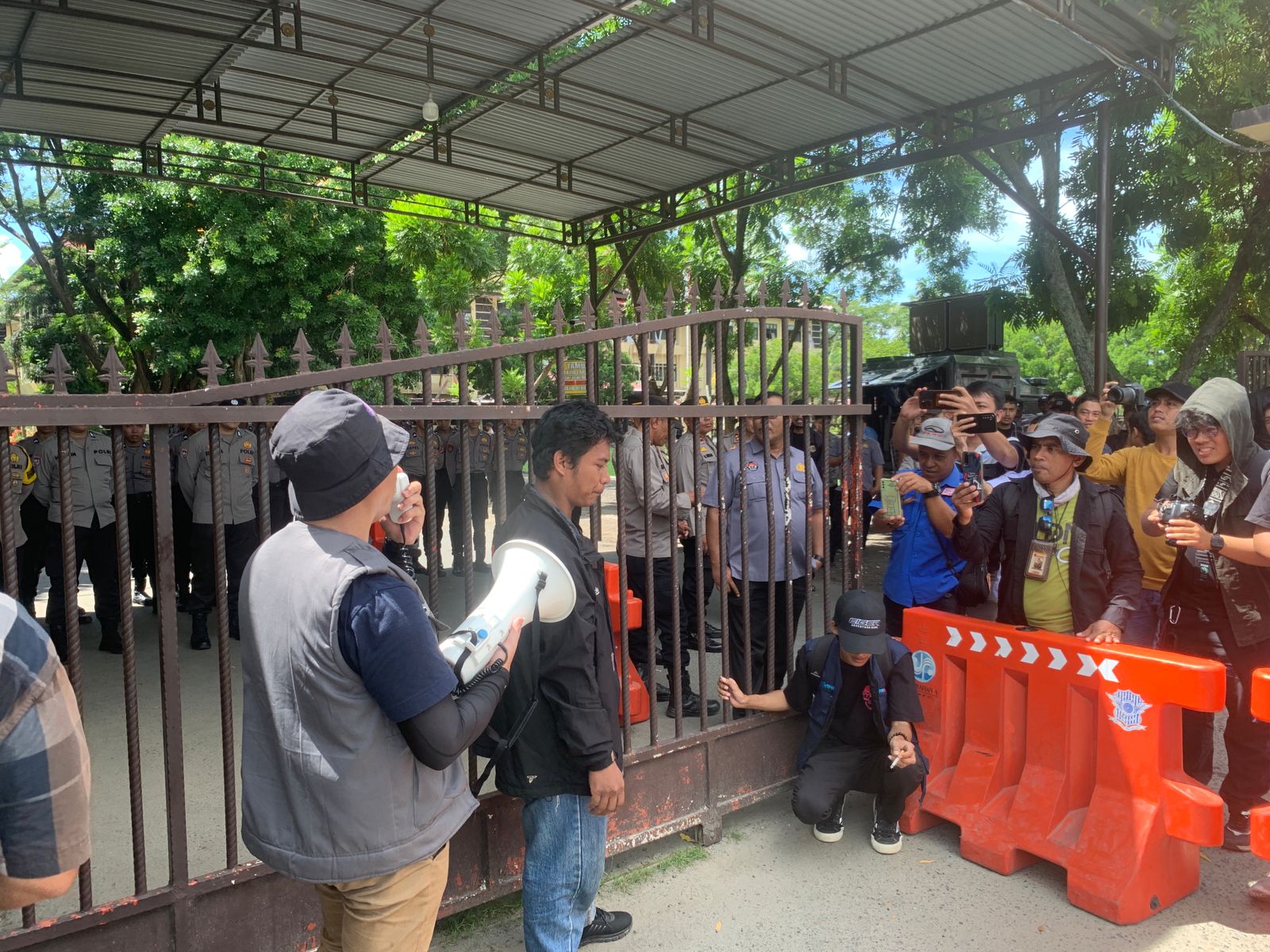 Keterangan Foto : Aliansi Jurnalis se-Provinsi Gorontalo menggelar aksi solidaritas di depan Markas Kepolisian Daerah (Polda) Gorontalo
