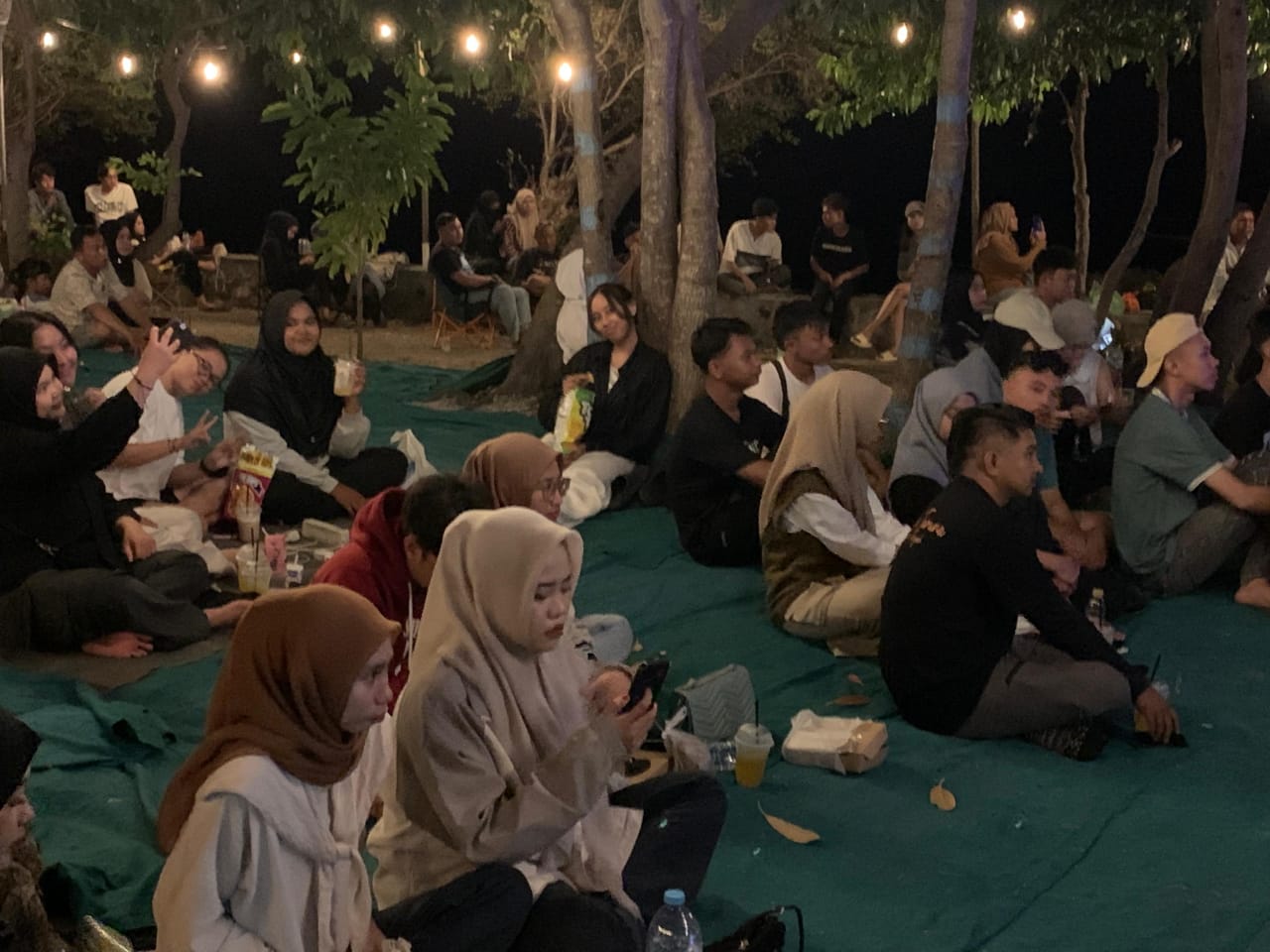 Keterangan Foto : pengunjung Oluhuta Camp