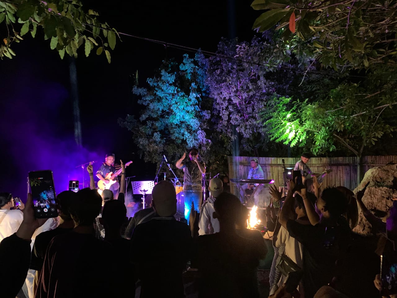 Keterangan Foto : Aksi Penggung di Oluhuta Camp Festival.