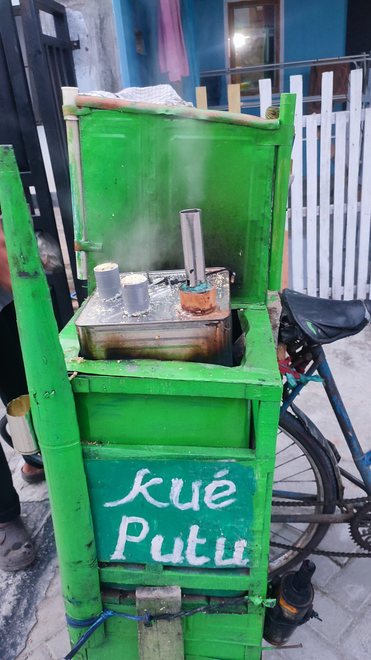 Keterangan Foto : Proses pembuatan Kue Putu. (Komparasi.id)