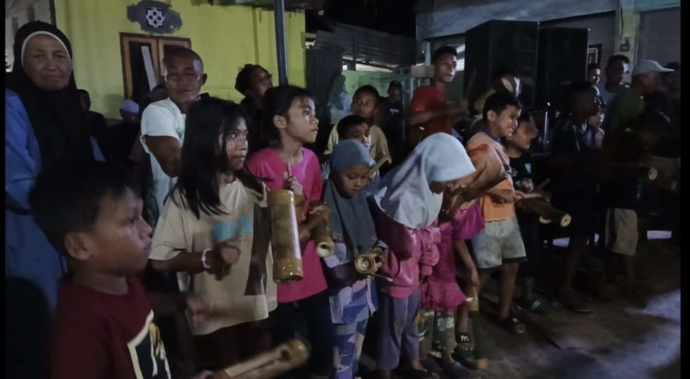 Keterangan: Anak-anak Bugis Camp melangsungkan latihan ketukan sahur/Koko'o. (Fiki Indrawan/komparasi.id)