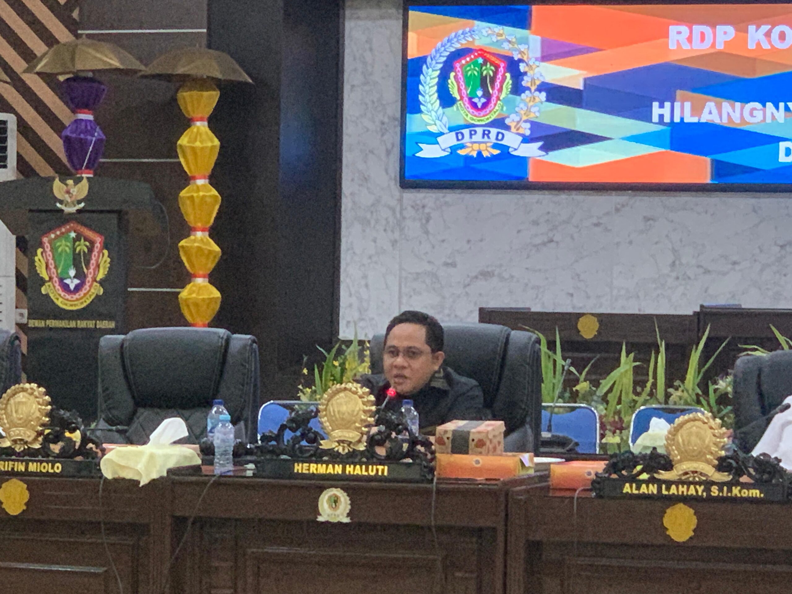 Keterangan Foto : Herman Haluti pimpin RDP Komisi 2 dalam rangka Hilangnya Dana BOS SDN 56 Kota Timur di rekening BSG (Randa/komparasi.id)