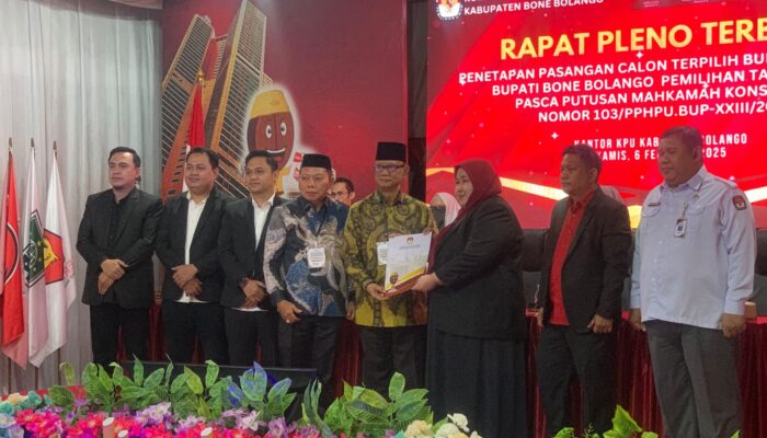 Keterangan Foto : KPU Bonebolango Serahkn berita acara rapat pleno terbuka kepada pasangan Ismet Mile- Risman Tolingguhu