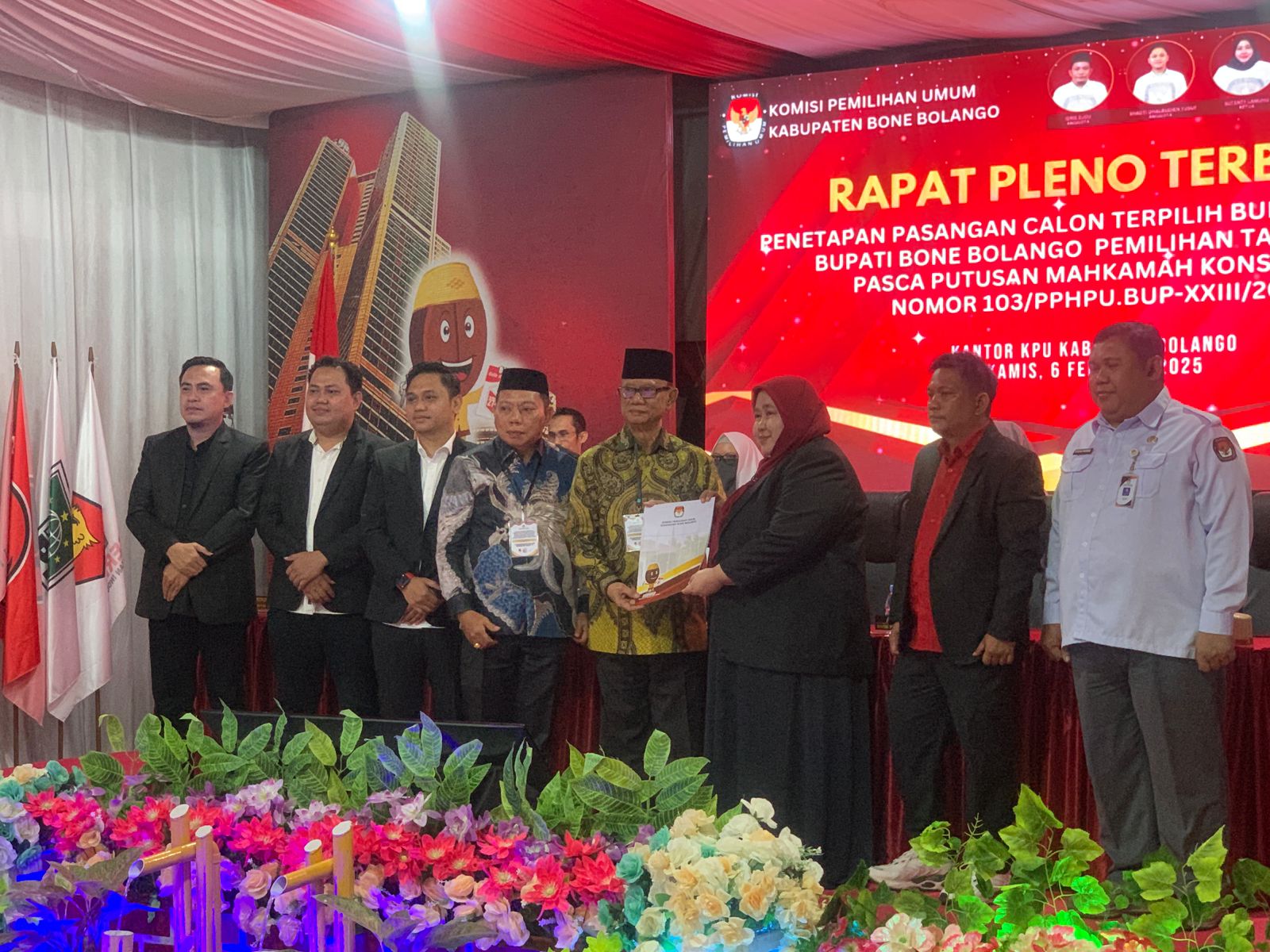 Keterangan Foto : KPU Bonebolango Serahkn berita acara rapat pleno terbuka kepada pasangan Ismet Mile- Risman Tolingguhu