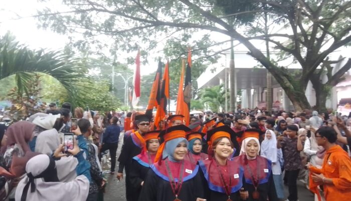 Eruption Party: Tradisi Spektakuler Arak-arakan Wisudawan Teknik Geologi UNG