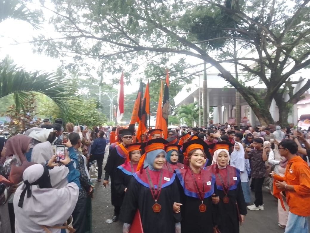 Keterangan Foto : Eruption Party, tradisi arak-arakan wisudawan