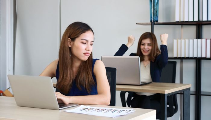 Keterangan Foto : bahagia di atas derita orang lain atau Schadenfreude sumber Grid.id