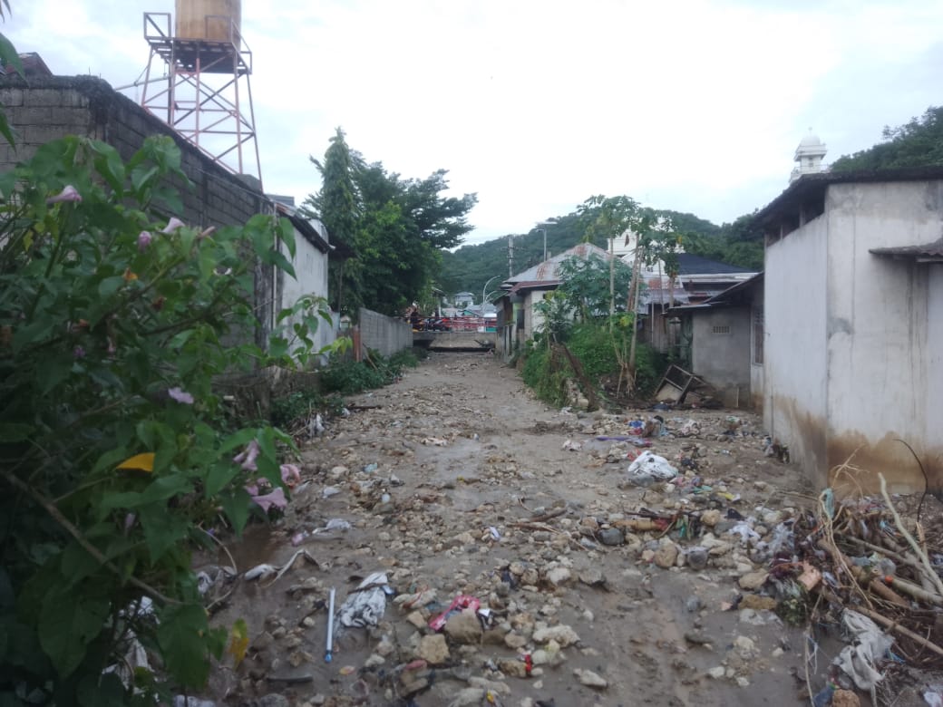 Keterangan Foto : Sedimentasi Sungai yang tersisa di pemukiman warga. (Fiki/Komparasi.id)