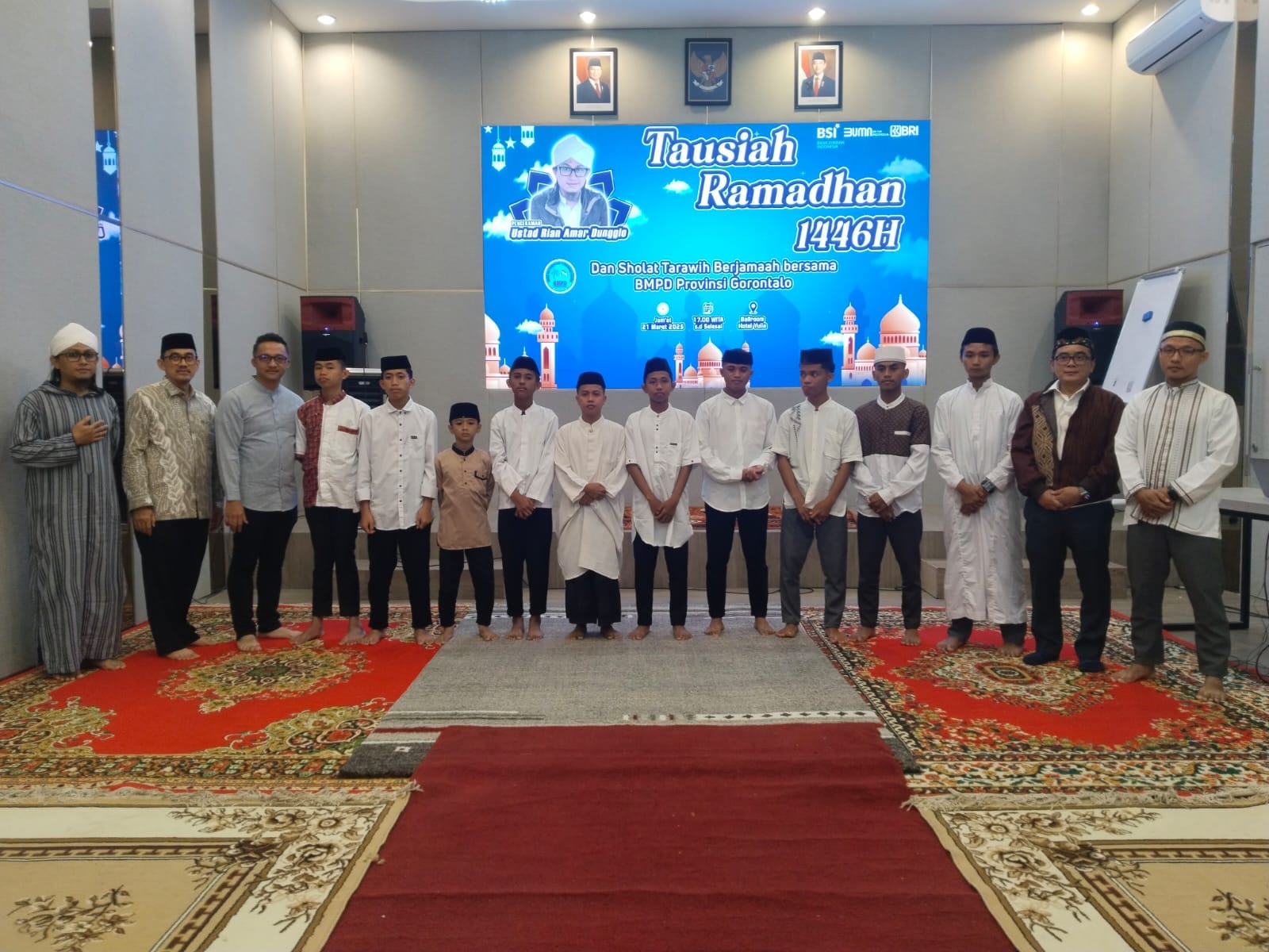 Keterangan: foto bersama BRI dan BSI dengan Anak Yatim