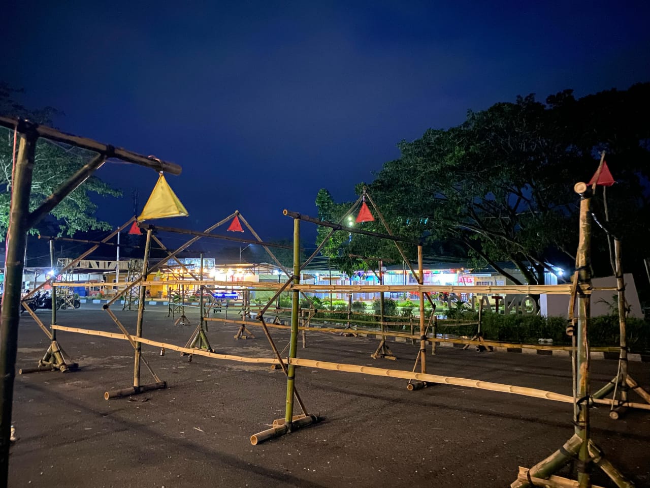 Ornamen hiasan 800 lampu botol meriahkan Tumbilotohe (malam pasang lampu) 