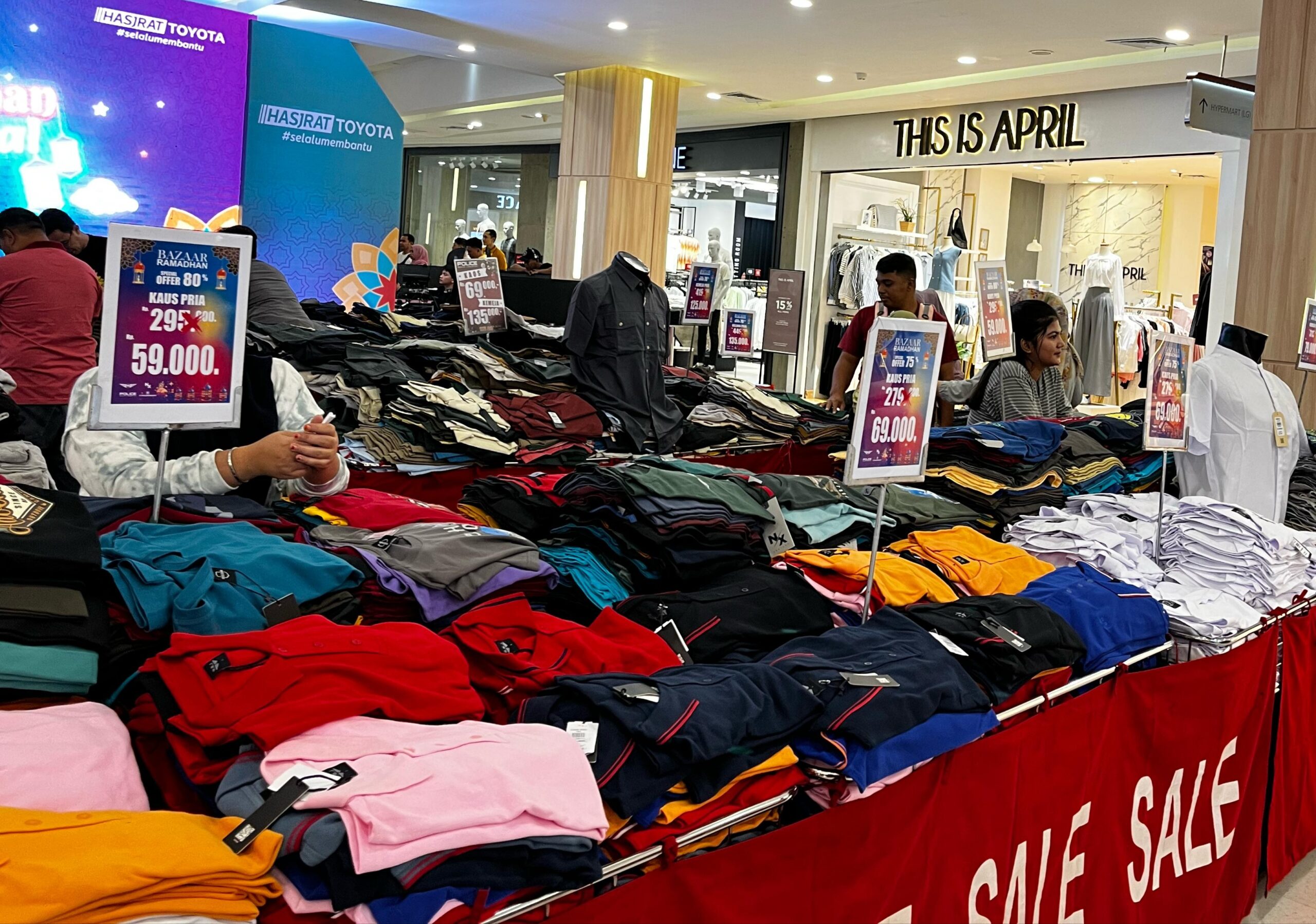 Keterangan Foto : Gerai fashion Police Denim di Mall Gorontalo hadirkan bazar dengan diskon besar-besaran.