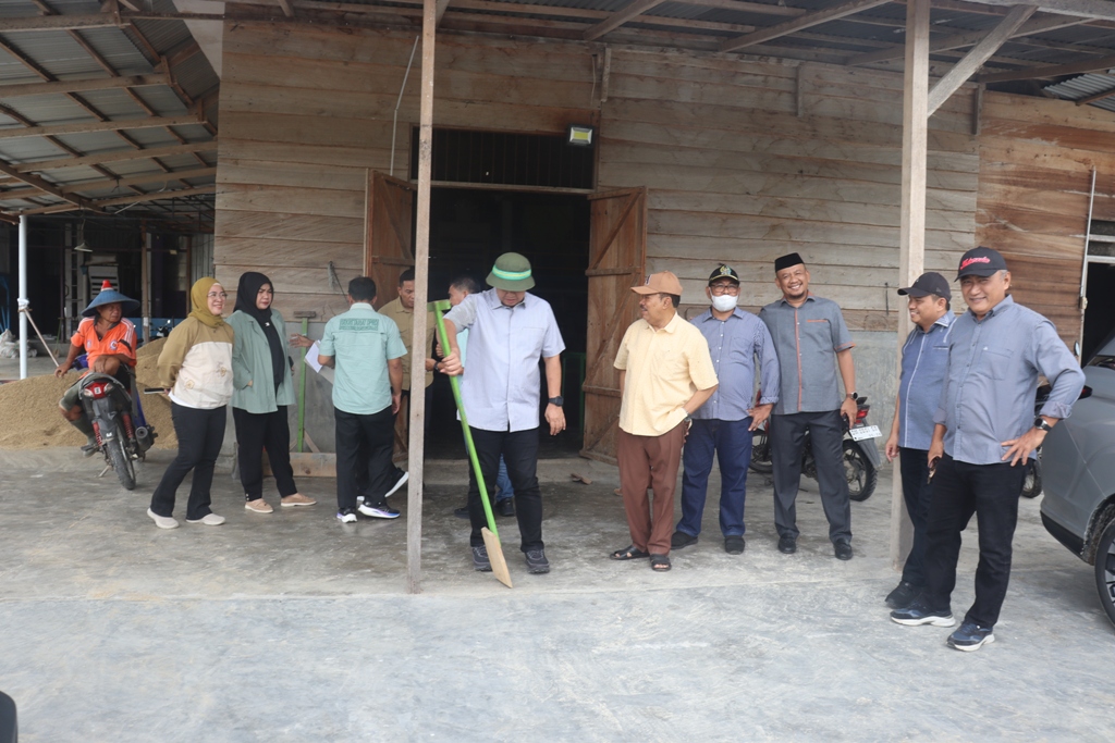 Keterangan Foto : Komisi II DPRD Provinsi Gorontalo lakukan inspeksi ketersediaan stok beras