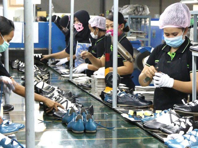 Keterangan Foto : Ilustrasi Pabrik Sepatu. (Dok.Garudatv)