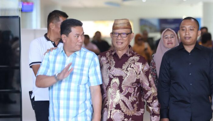Keterangan Foto : Bupati Ismet Mile saat tiba di Bandara disambut jajaran OPD Bonebolango. (foto : Diskominfotik)