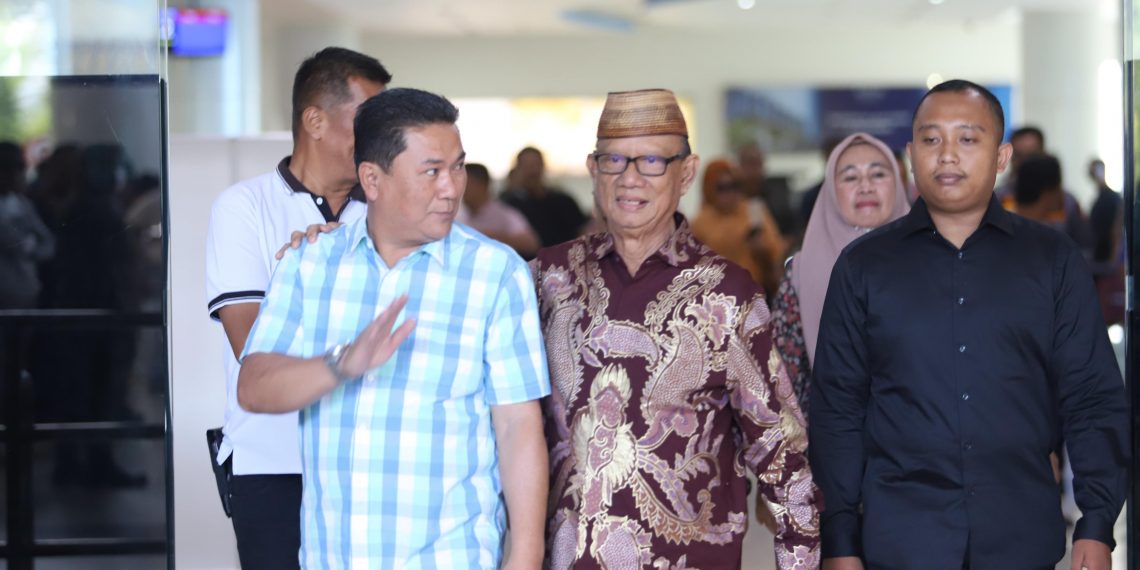 Keterangan Foto : Bupati Ismet Mile saat tiba di Bandara disambut jajaran OPD Bonebolango. (foto : Diskominfotik)