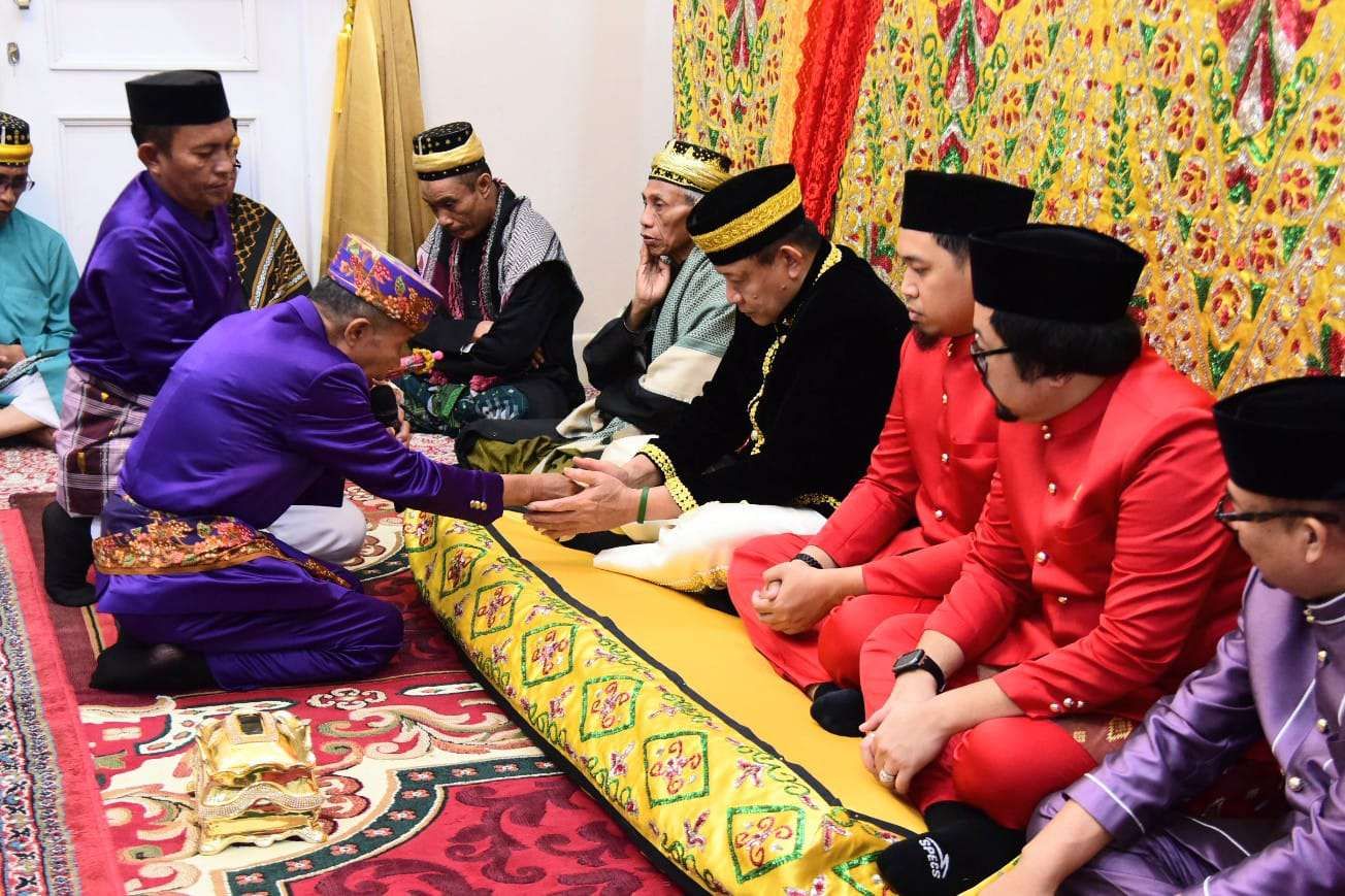 Upacara adat Moloopu kepada Gubernur Gorontalo Gusnar Ismail(Foto Kominfotik Provinsi Gorontalo)