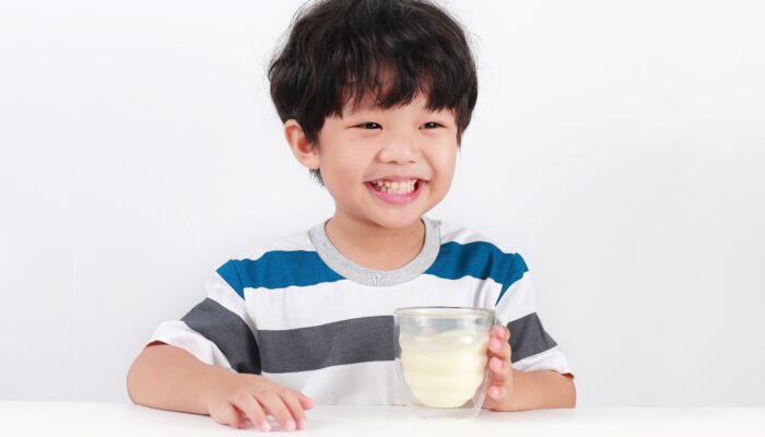 Ilustrasi anak minum susu. sumber : vidoran.com