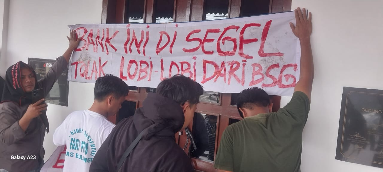keterangan : Mahasiswa Segel Kantor Bank BSG