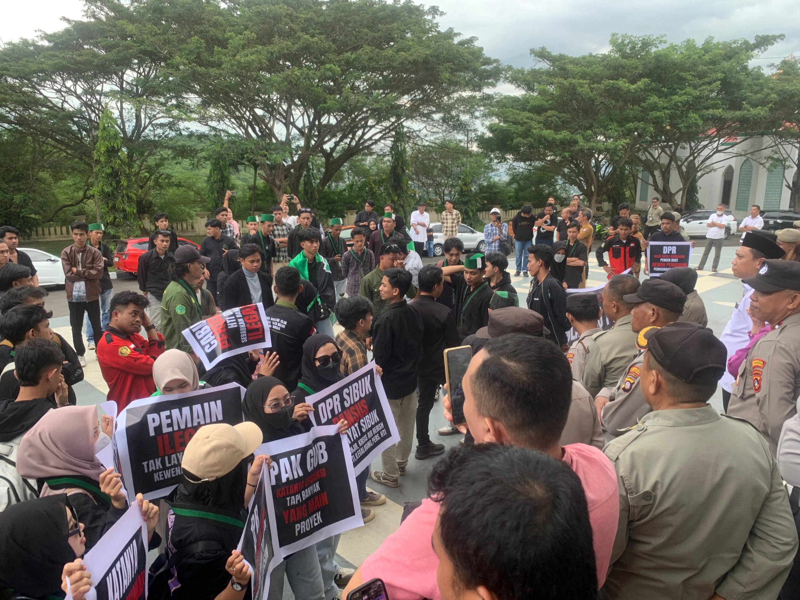 Keterangan: Masa Aksi kepung DPRD Provinsi Gorontalo 