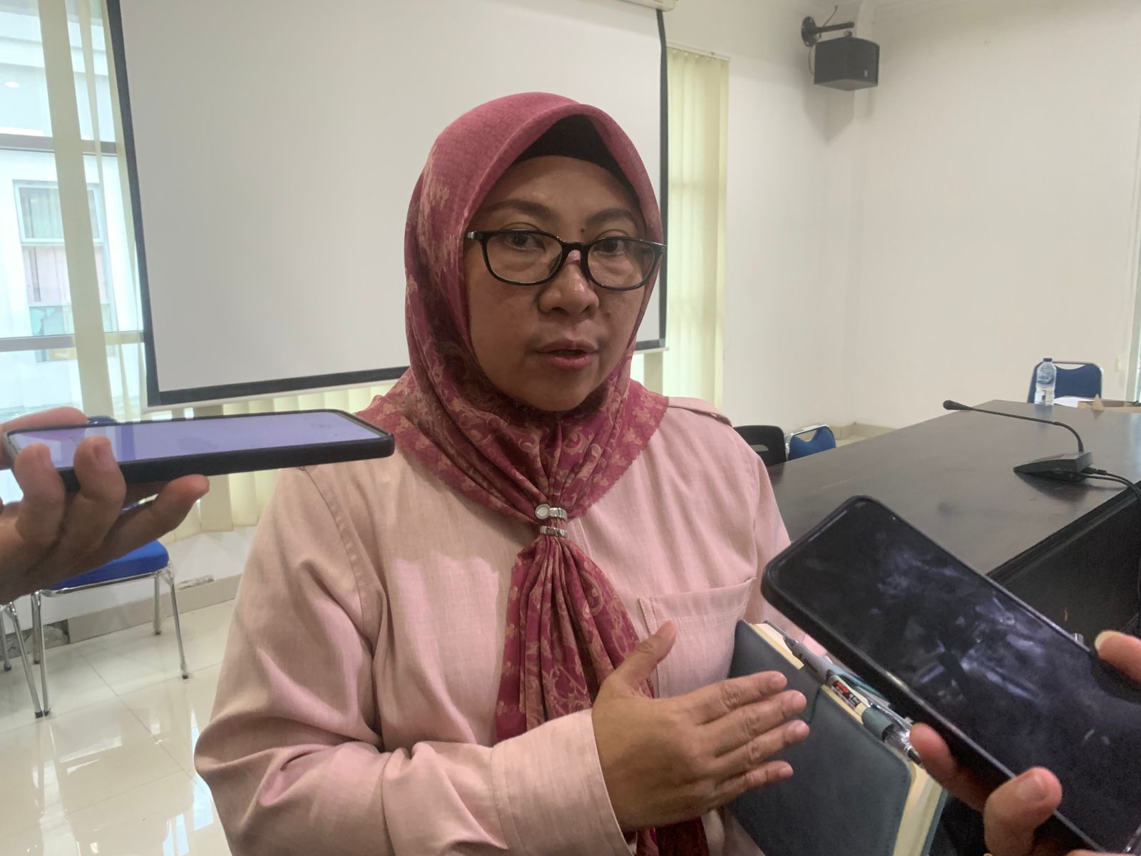 Keterangan Foto: Wakil Ketua Pansus, Espin Tulie, saat di wawancarai usai rapat. (Randa/komparasi.id)