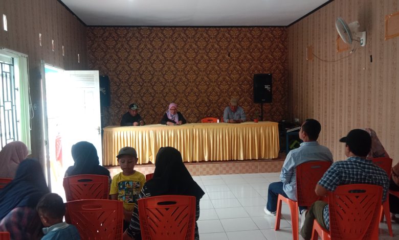 Keterangan Foto : Komisi I DPRD Gorontalo menyerap aspirasi warga dan aparat Desa Huntu Utara . (foto : Kabargorontalo.id)