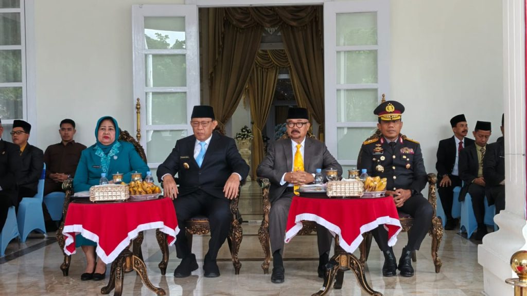 Ketua DPRD Gorontalo, Thomas Mopili, saat menghadiri Upacara Hari Pancasila di Rujab Gubernur Gorontalo. (foto : Hms)
