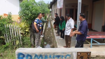 Keterangan : Ridwan Monoarfa, meninjau drainase bermasalah di Dusun Hulapa . (Foto : Humas DPRD Provinsi Gorontalo)