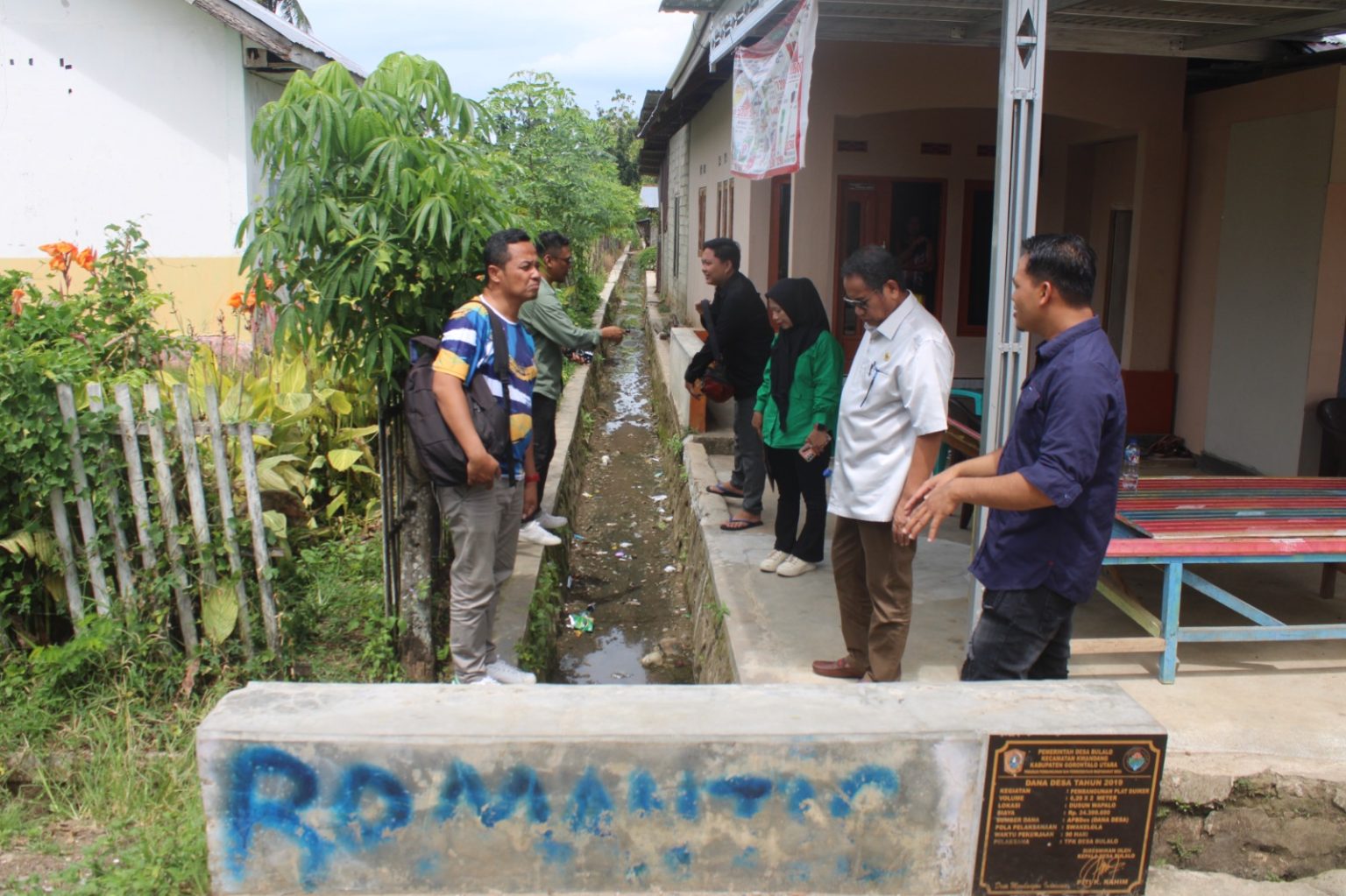 Keterangan : Ridwan Monoarfa, meninjau drainase bermasalah di Dusun Hulapa . (Foto : Humas DPRD Provinsi Gorontalo)