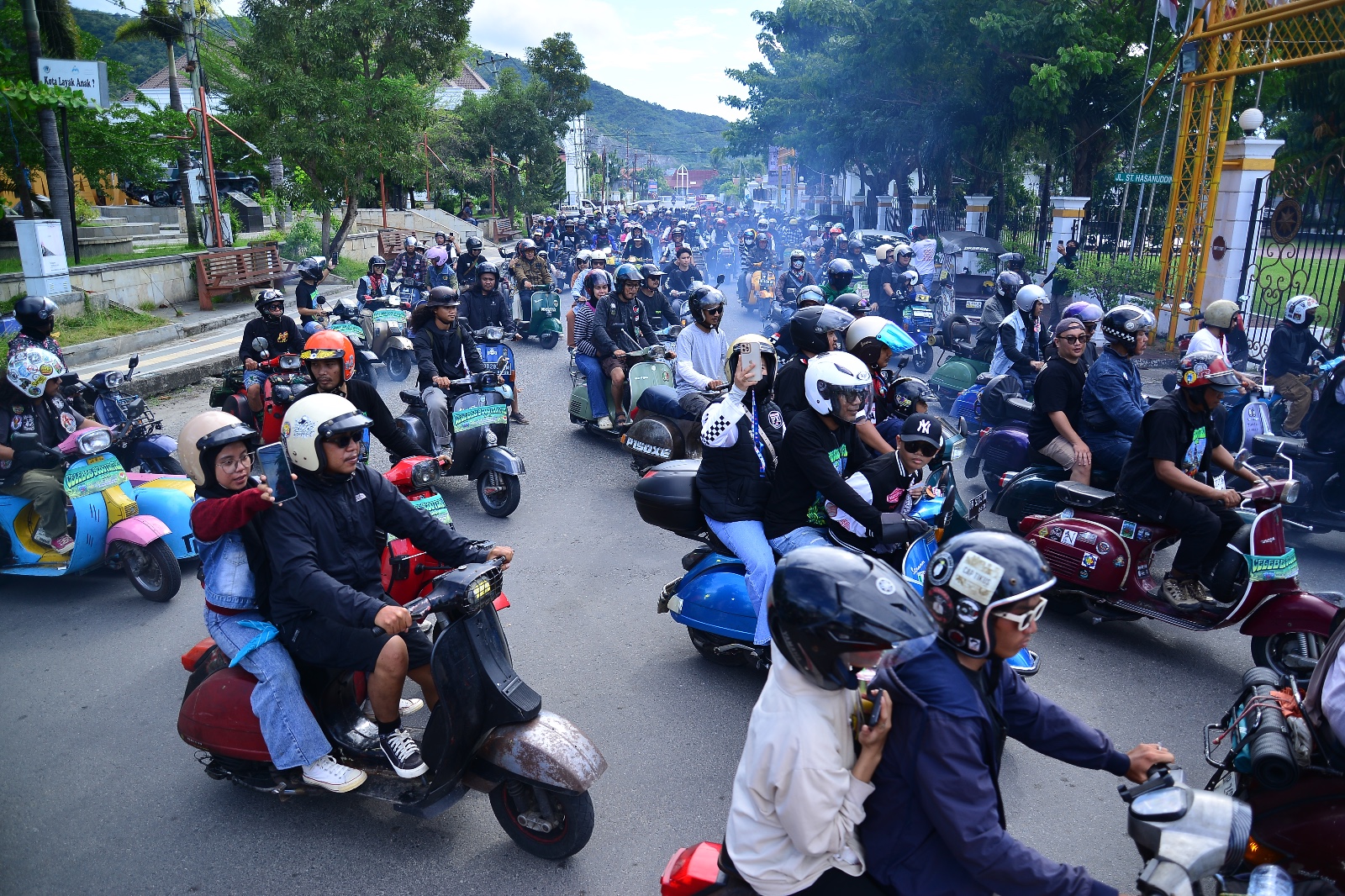 Keterangan Foto : Iring-iringan Vespa pada Celebes Scooter Party XVIII